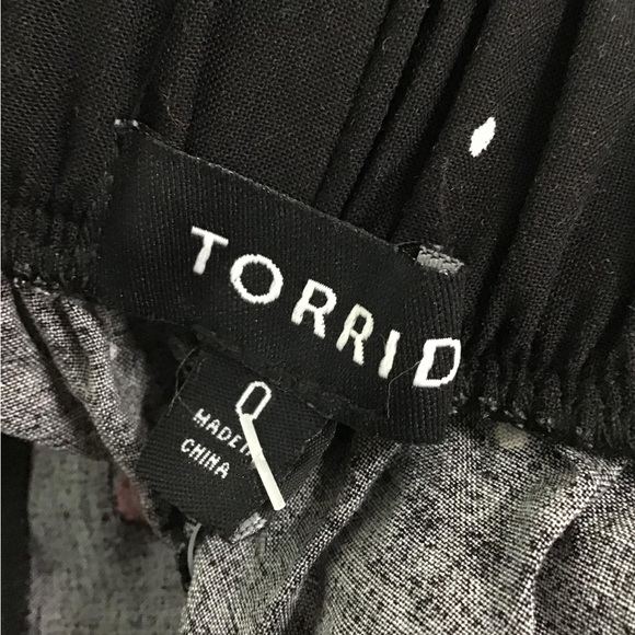 NWT Torrid Floral Black and Red Women's High Low Skirt Plus Size 0 or L/12 - Picture 2 of 4